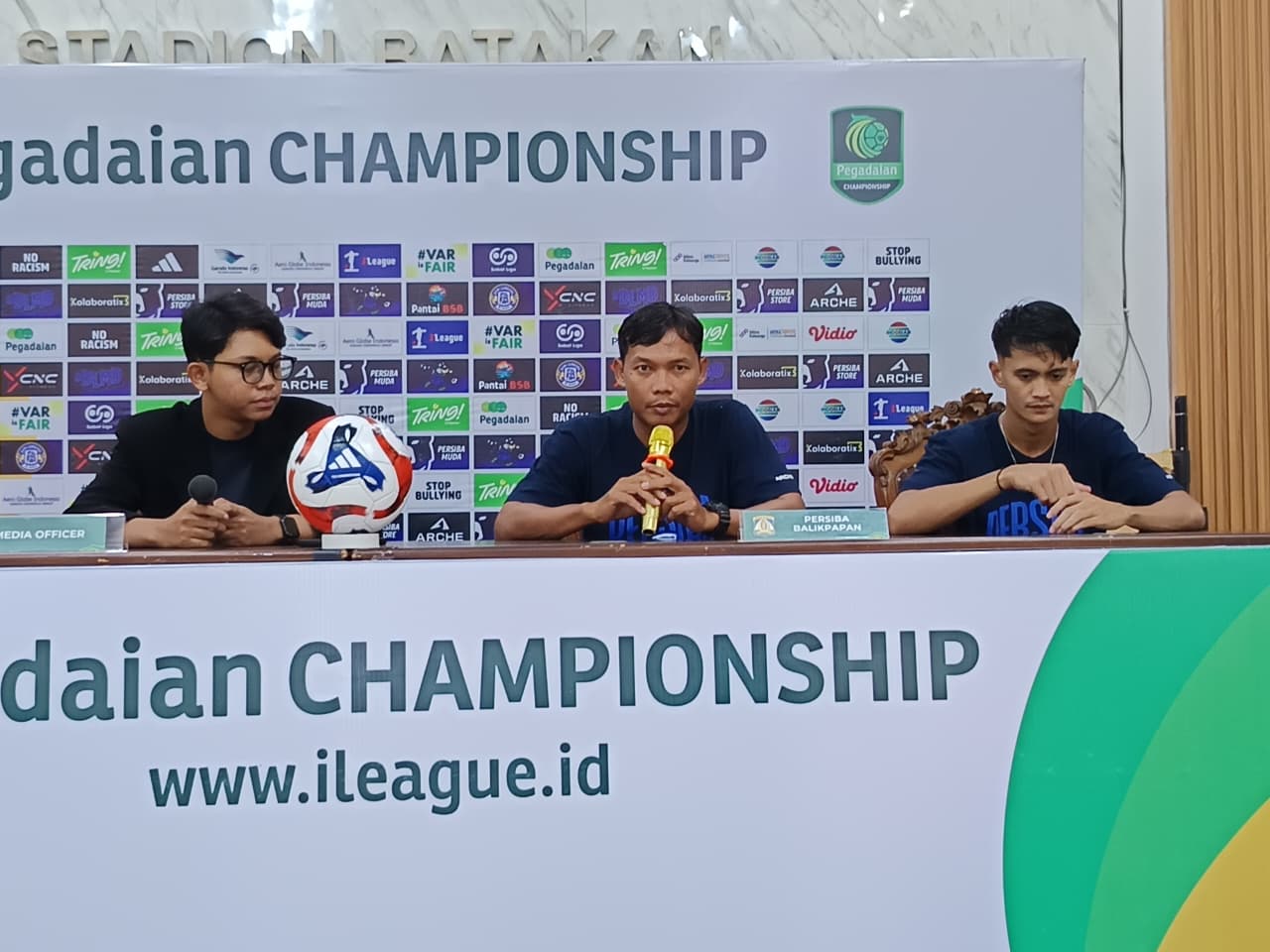 M Nasuha (tengah) mengincar kemenangan Persiba Balikpapan di laga kandang.