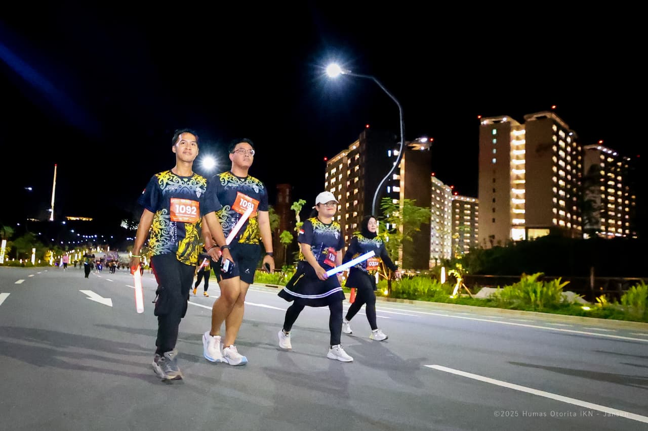 MALAM: Para peserta Qubika Nusantara Glow Run 7K 2025 memeriahkan running event sejauh 7 kilometer di wilayah Nusantara saat malam hari.