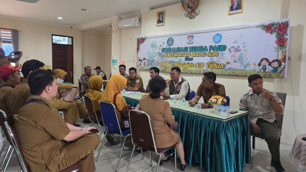 Camat Balikpapan Barat&nbsp; Erwin (duduk lima kanan) saat menghadiri rapat koordinasi bersama pasca bencana yang diinisiasi BPBD Kota Balikpapan di Aula Kantor Kelurahan Baru Ilir, Senin (27/10/2025).  &nbsp;