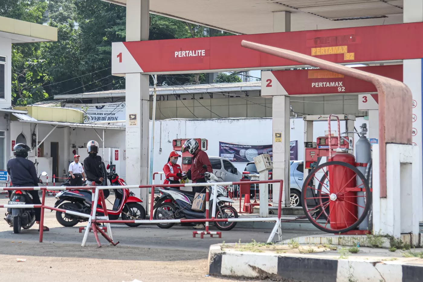 Sejumlah kendaraan mengisi bahan bakar minyak (BBM) di SPBU di Jakarta, Selasa (29/07/2025).