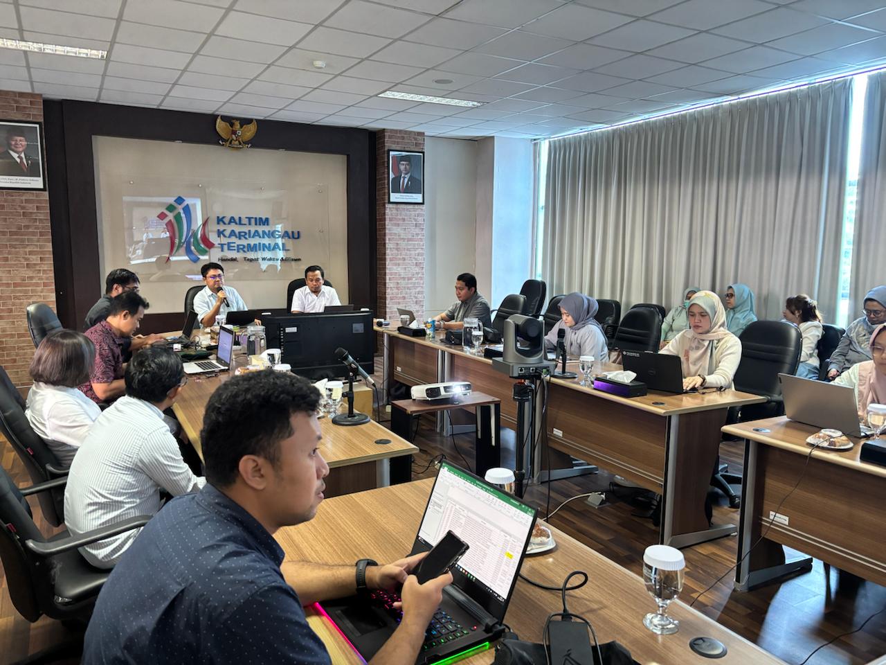 INISIATIF: Tim dari PT KKT mempresentasikan berbagai inisiatif peningkatan, seperti safety transformation program, standardisasi terminal petikemas hingga penguatan kompetensi SDM.