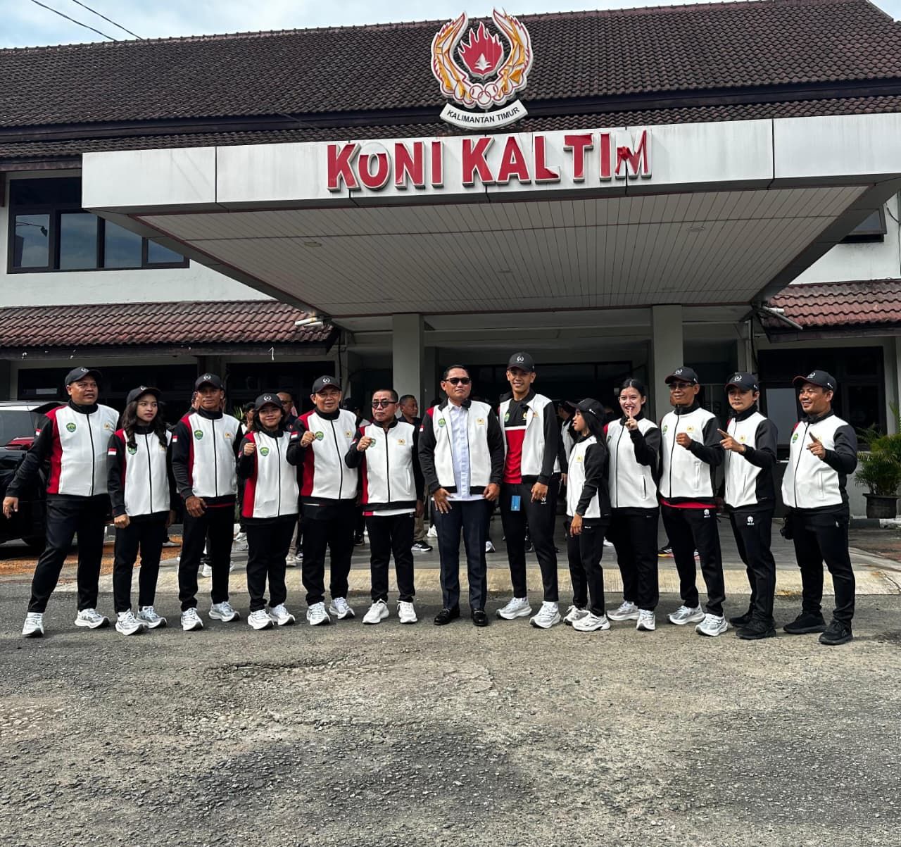 Ketua KONI Kaltim Rusdiansyah Aras (keenam kiri) mendampingi Wagub Seno Aji saat melepas tim karate menuju Kudus, Rabu (22/10/2025).