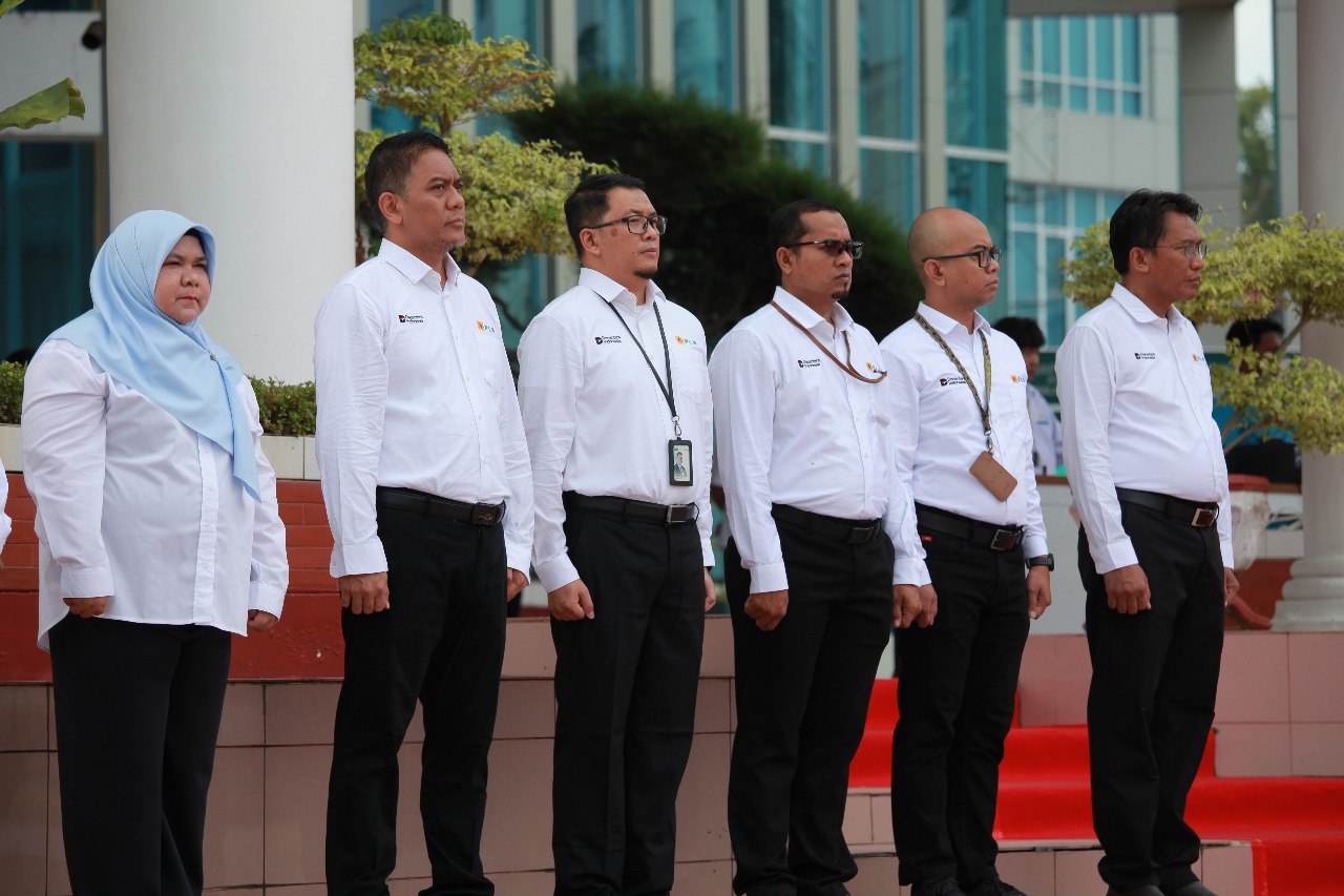 Manajemen PLN UIP KLT saat menggelar upacara peringatan HLN ke-80 di Lapangan Upacara PLN UIP KLT, Balikpapan, Senin (27/10).