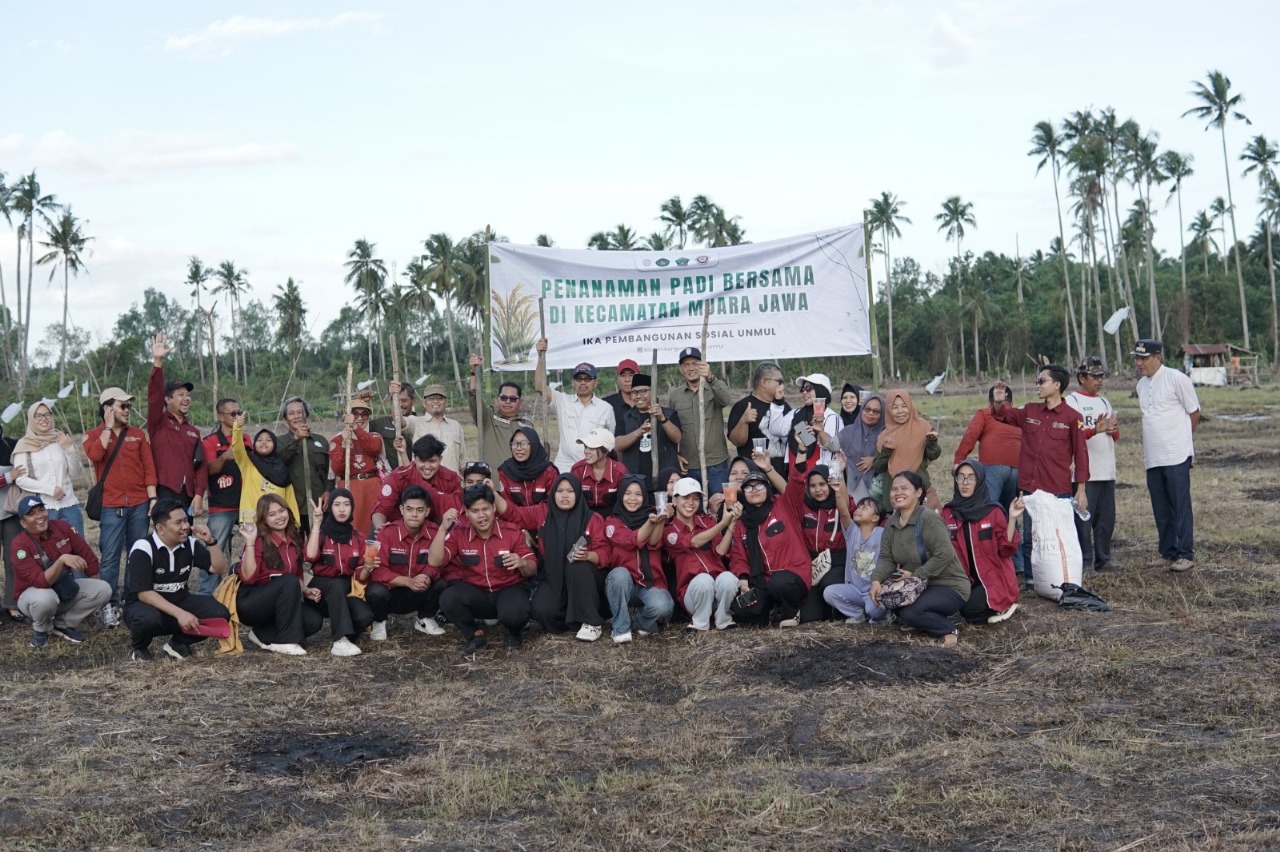 Ketua IKA Pemsos Unmul Rahmat Dermawan bersama mahasiswa, dosen, dan petani usai penanaman padi di Kecamatan Muara Jawa, Kukar, Sabtu (25/10).