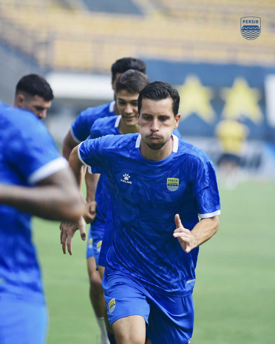 Persib vs Persis Solo malam ini pukul 19.00 WIB. Maung Bandung bertekad jaga tren positif di Super League.