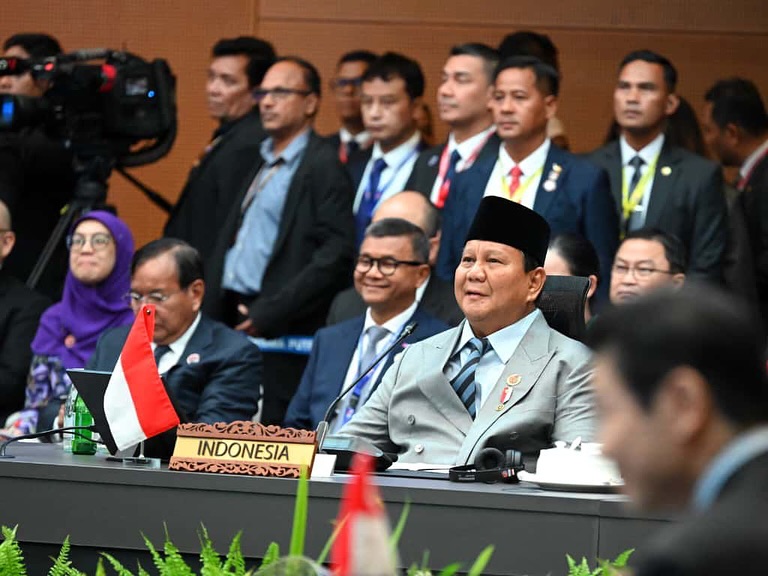Presiden RI Prabowo Subianto menandatangani deklarasi penerimaan Timor-Leste sebagai anggota ke-11 ASEAN di Kuala Lumpur.