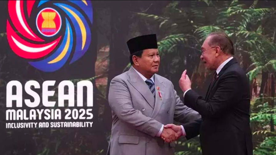 Presiden RI Prabowo Subianto berbincang dengan Perdana Menteri Malaysia Anwar Ibrahim di sela KTT ASEAN ke-47 di Kuala Lumpur Convention Centre, Minggu (26/10/2025).