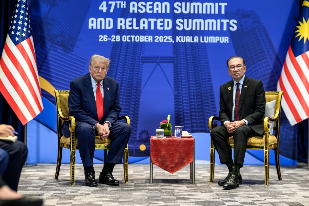 Presiden AS Donald Trump berbincang dengan Perdana Menteri Malaysia Anwar Ibrahim dalam pertemuan bilateral di sela KTT ASEAN di Kuala Lumpur Convention Center, Minggu (25/10/2025).