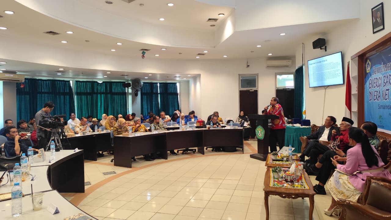 LIRIK POTENSI: A Sonny Keraf (berdiri) menyampaikan materi dalam seminar nasional EBT di gedung bundar Faperta Unmul, Senin (27/10).