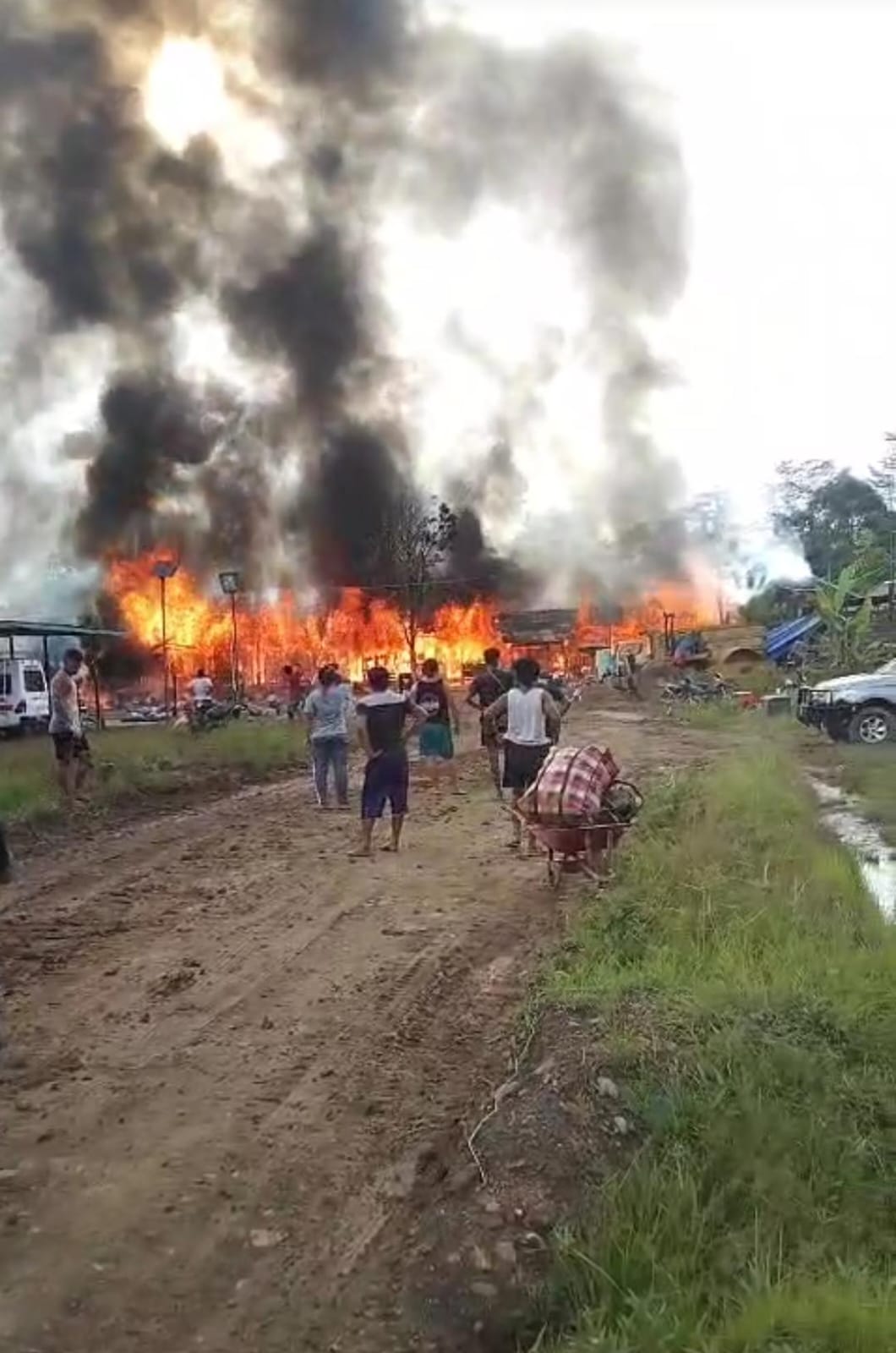 Kondisi mess saat terbakar upaya pemadaman terbatas oleh alat dan konektifitas mobil pemadam, Minggu (26/10).  (IST)