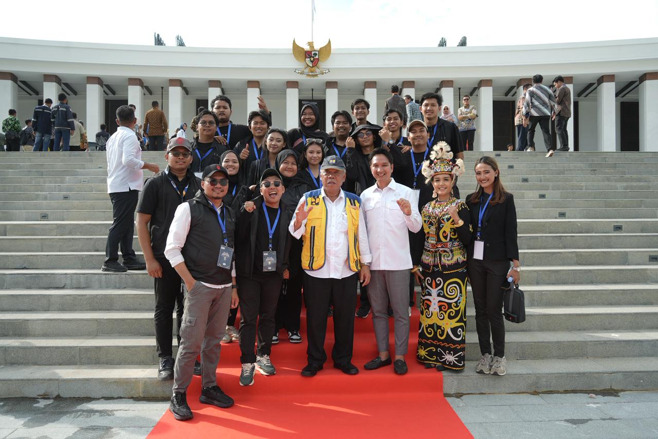 PERAN PEMUDA: Adam Dustin Bhakti (tiga kanan) bersama Kepala Otorita IKN Basuki Hadmuljono dan pemuda dari berbagai latar belakang di depan Istana Negara Nusantara.