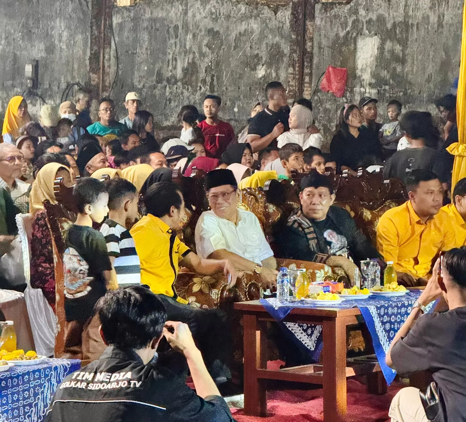 Adies Kadir menghadiri acara pentas seni tradisional jaranan di Lapangan Sawotratap, Sidoarjo dan pembagian sembako.