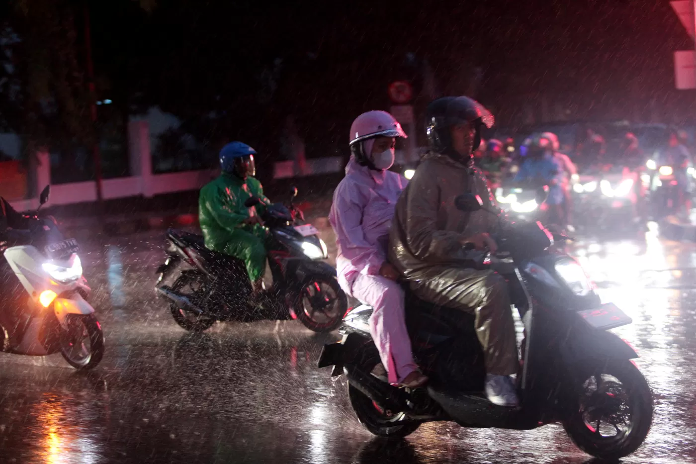 Pengendara sepeda motor melintas saat hujan deras mengguyur kawasan Kebayoran Baru, Jakarta Selatan.