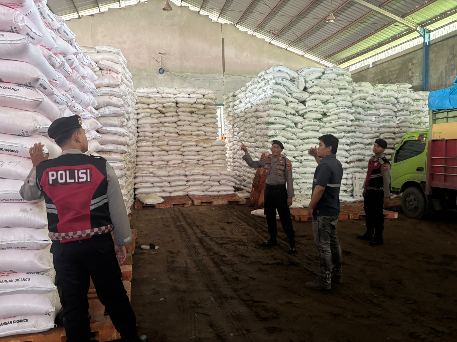 CEK GUDANG: Kasat Samapta Polres PPU, AKP Wiji Santoso (tiga kanan) saat memimpin penyisiran gudang pupuk bersubsidi.(ist)