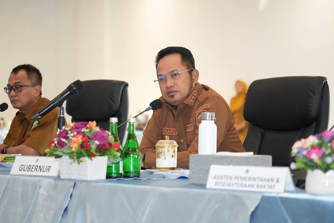 BAHAS ANGGARAN: Gubernur Kaltim Rudy Mas&rsquo;ud memimpin rapat pimpinan jelang akhir tahun. Bukan hanya mengejar serapan anggaran, terpenting dampak pembangunan untuk rakyat.