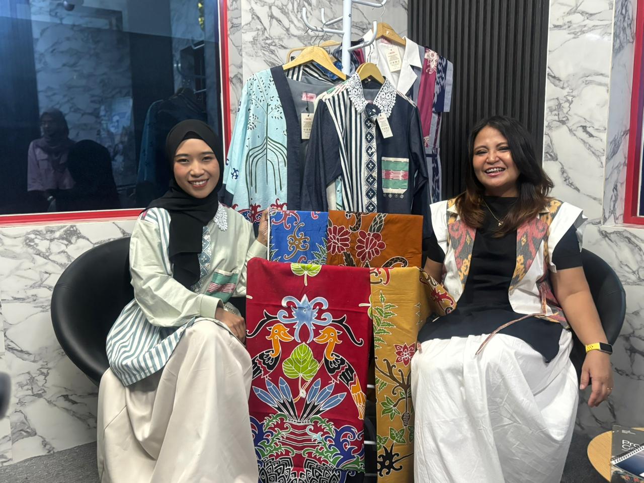 MODERN: Owner Iwatik Balikpapan, Yuni Rachmawati, saatu talkshow bersama KPFM Balikpapan.