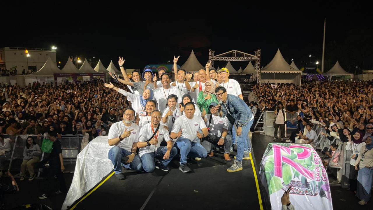 Sugeng Cahyono dan istri bersama Ari Lesmana dan Leo di sela Amanda Festival di BSCC Dome. (FOTO MARIA/KP)