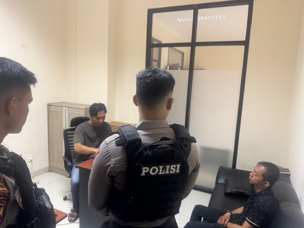 Personel Samapta Polresta Balikpapan mengamankan pria yang kedapatan membawa narkoba di kawasan Gunung Bugis.