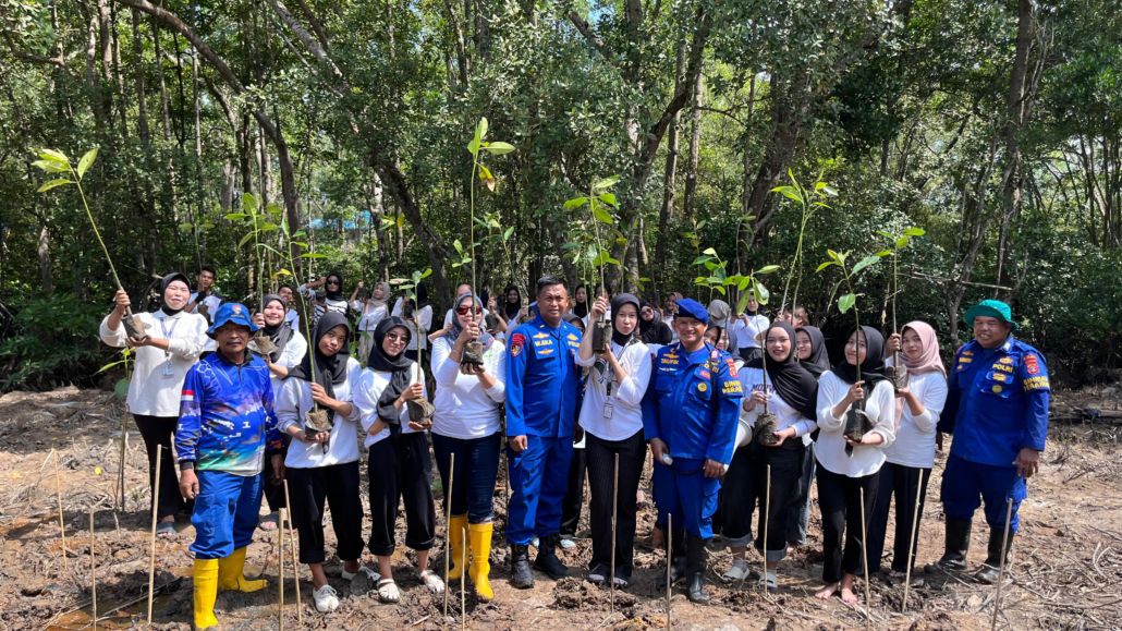 Civitas Akademika Universitas Mulia dan aparat Polairud Polda Kaltim di kawasan pesisir Polairud, Sabtu (18/10). (FOTO MARIA/KP)
