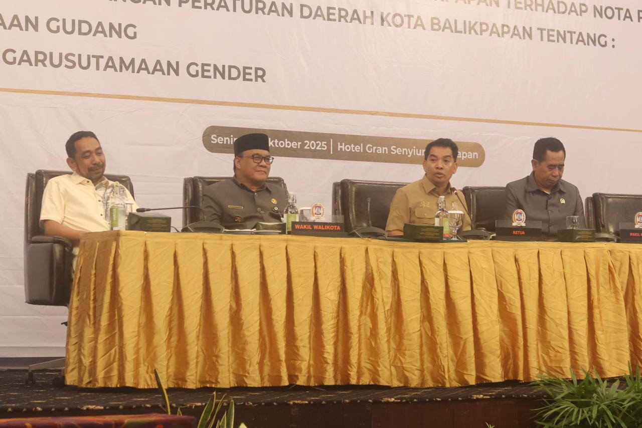 Ketua DPRD Balikpapan Alwi Al Qadri memimpin Rapat Paripurna ke-3 Masa Sidang I Tahun 2025/2026 yang membahas dua raperda strategis. Bertempat di Ballroom Hotel Gran Senyiur Balikpapan, Senin (27/10).