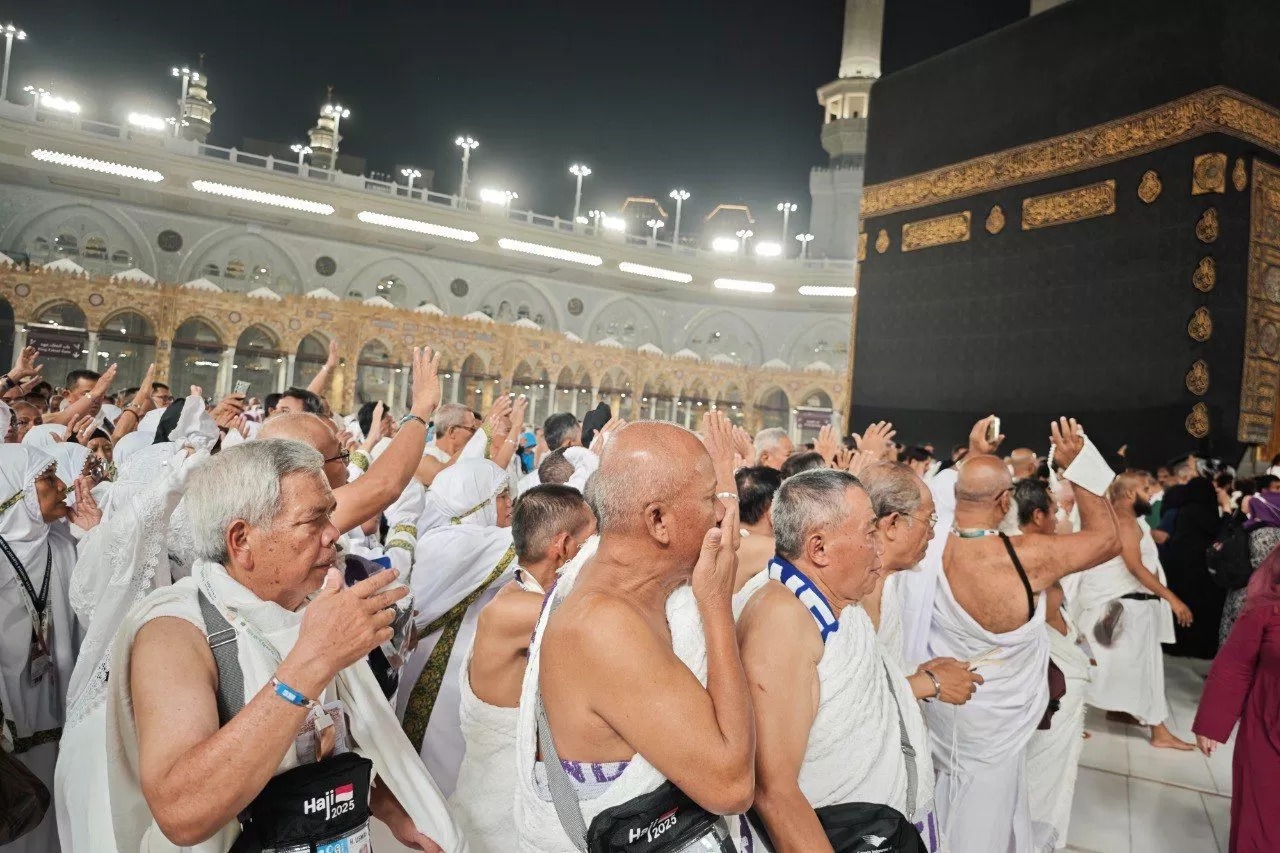 Ilustrasi jamaah haji Indonesia berumrah sebelum berhaji. Saudi mengeluarkan aturan terbaru terkait kesehatan jamaah haji untuk 2026. (Media Center Haji 2025)