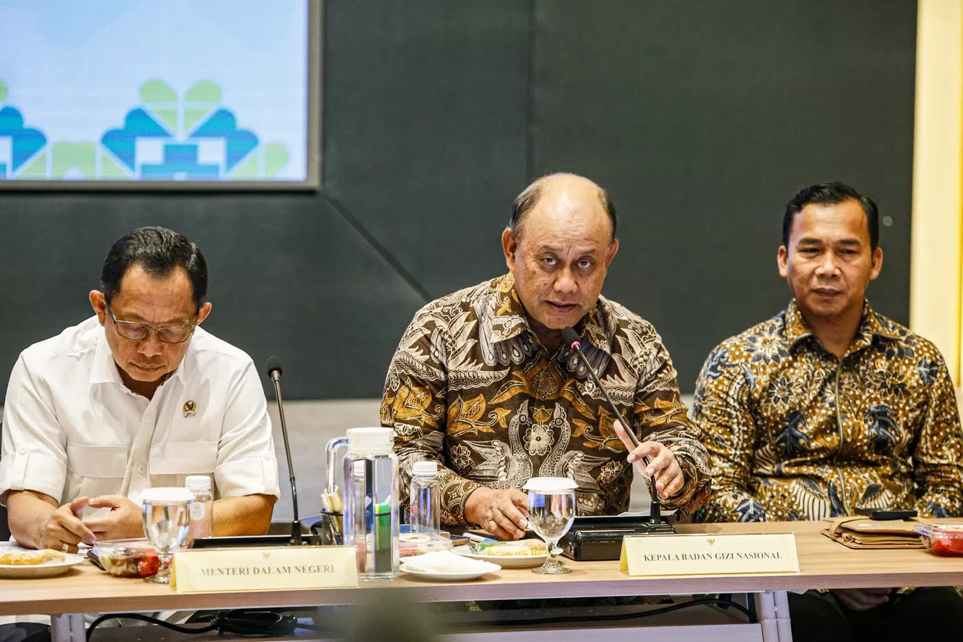 Kepala Badan Gizi Nasional (BGN) Dadan Hindayana memberikan keterangan saat konferensi pers penanggulangan KLB. (Salman Toyibi/Jawa Pos)