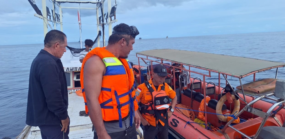Petugas Basarnas bersama tim SAR gabungan bersiap melakukan pencarian korban kapal Mina Maritim 148 yang tenggelam di perairan Talisayan, Kabupaten Berau, Minggu (26/10/2025). (Foto: Basarnas)