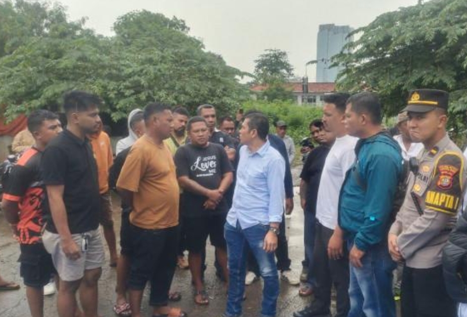 Aparat kepolisian melakukan olah TKP di lokasi penembakan terhadap seorang pengacara di kawasan Tanah Abang, Jakarta Pusat, Selasa (28/10/2025). (FOTO: IST)