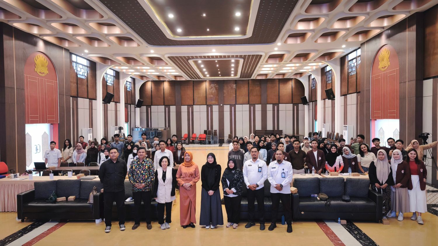 KOMITMEN: Pimpinan Universitas Mulia bersama jajaran Kantor Wilayah Kemenkumham Kaltim bersama  menandai komitmen bersama untuk memperkuat pendidikan dan advokasi HAM di Kaltim.