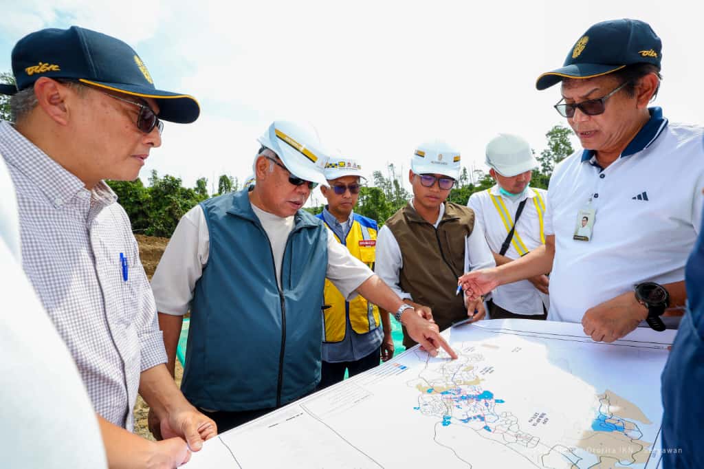 Kepala Otorita IKN Basuki Hadimuljono (tengah) mengecek proyek infrastruktur yang sedang dibangun. (OTORITA IKN)