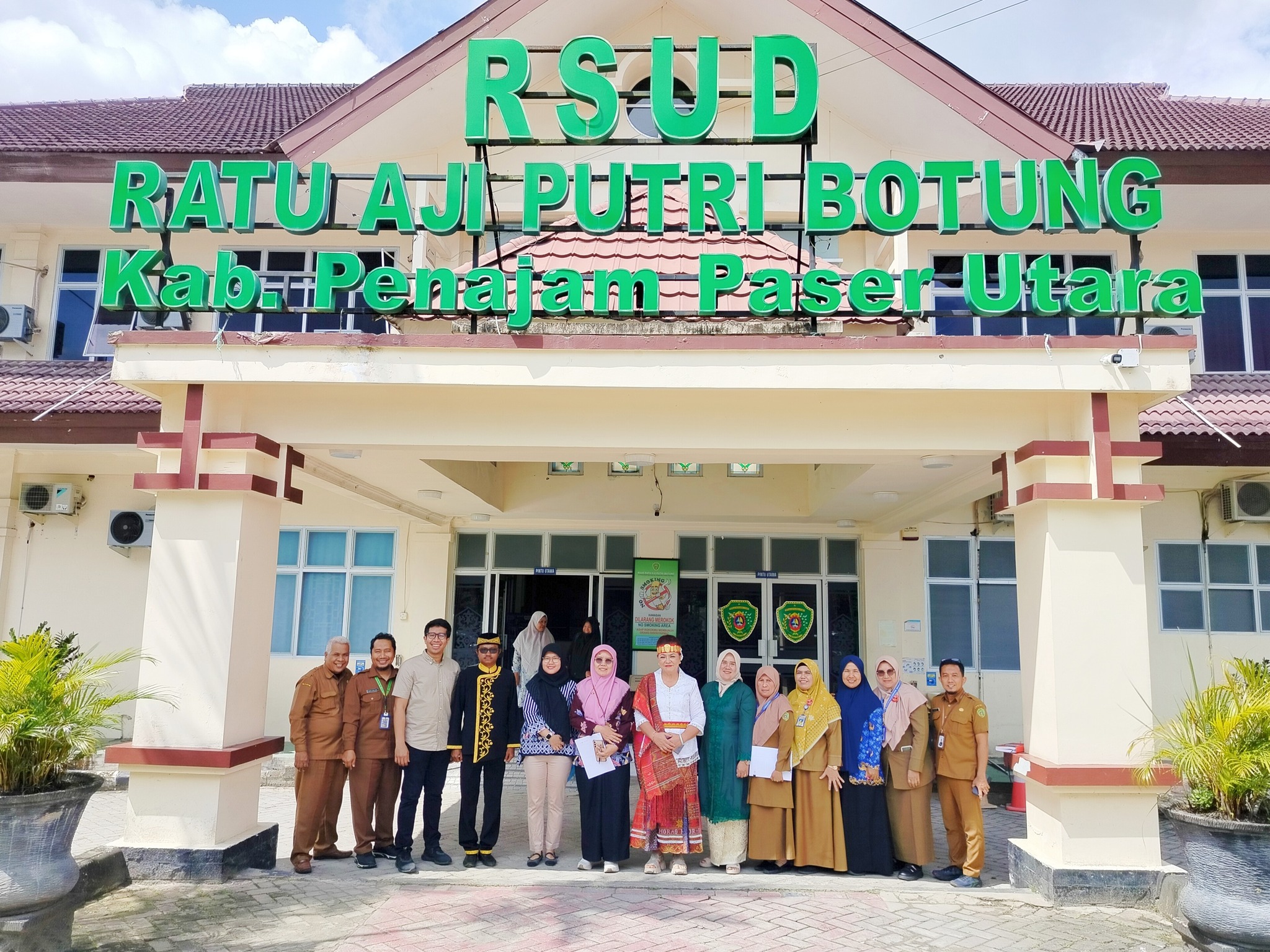 MONEV: Jajaran Kementerian Kesehatan bersama manajemen RSUD RAPB PPU, dalam rangkaian monev penyerahan alat kesehatan cath lab jantung.