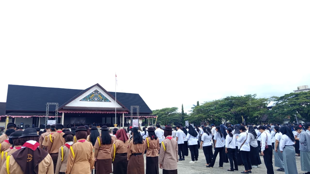 Upacara peringatan Hari Sumpah Pemuda di Alun-Aalun ITHO.