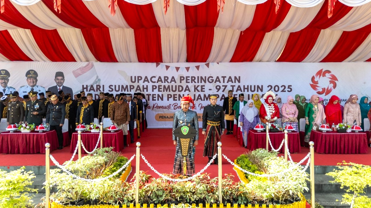 Abdul Waris Muin memimpin upacara pengingatan Hari Sumpah Pemuda.  &nbsp;