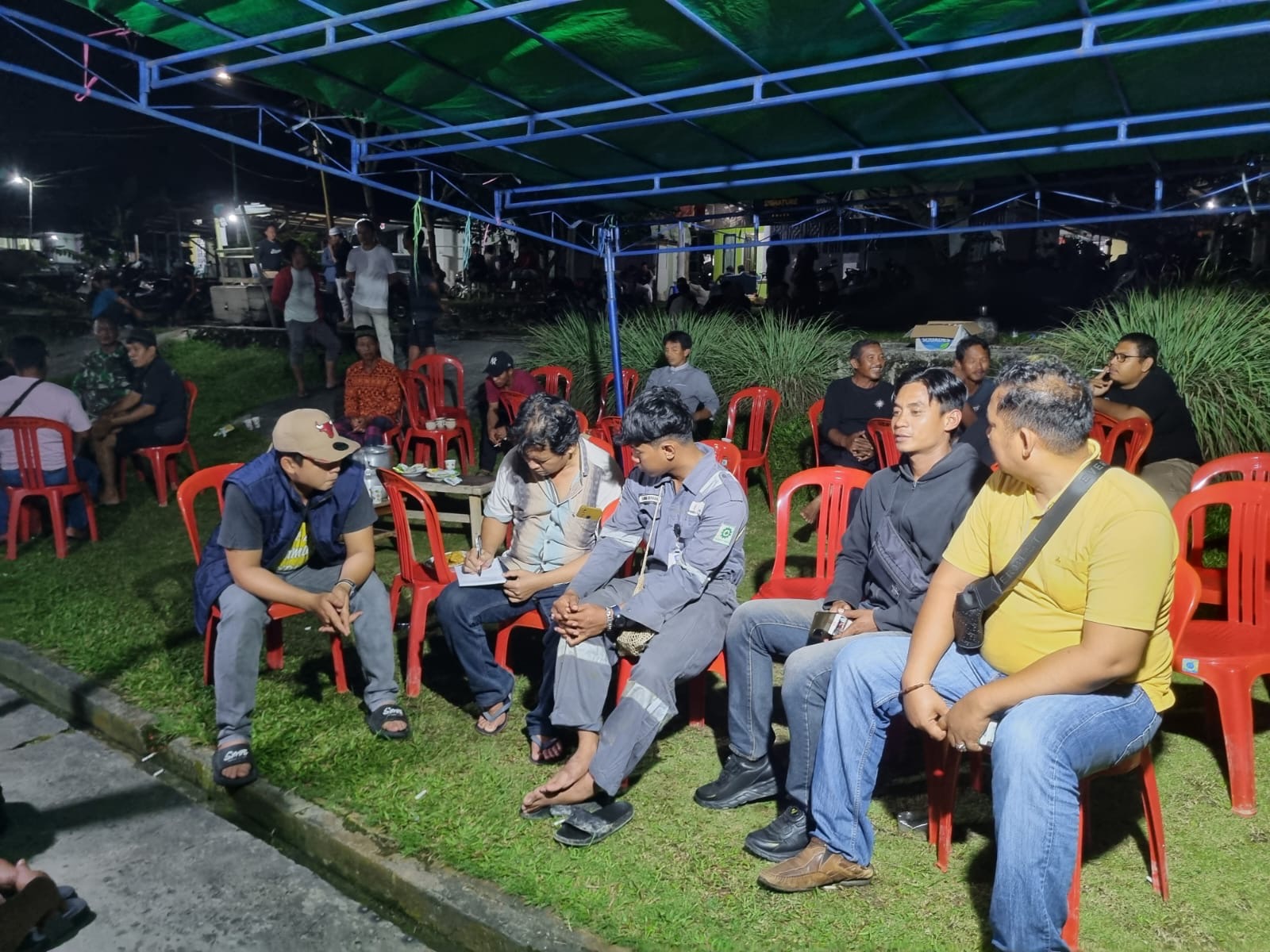 INVESTIGASI: Personel Polres PPU saat melakukan investigasi untuk menguak asal-usul kecelakaan kerja yang merenggut tiga korban jiwa pada proyek RDMP Girimukti, Kecamatan Penajam, PPU.