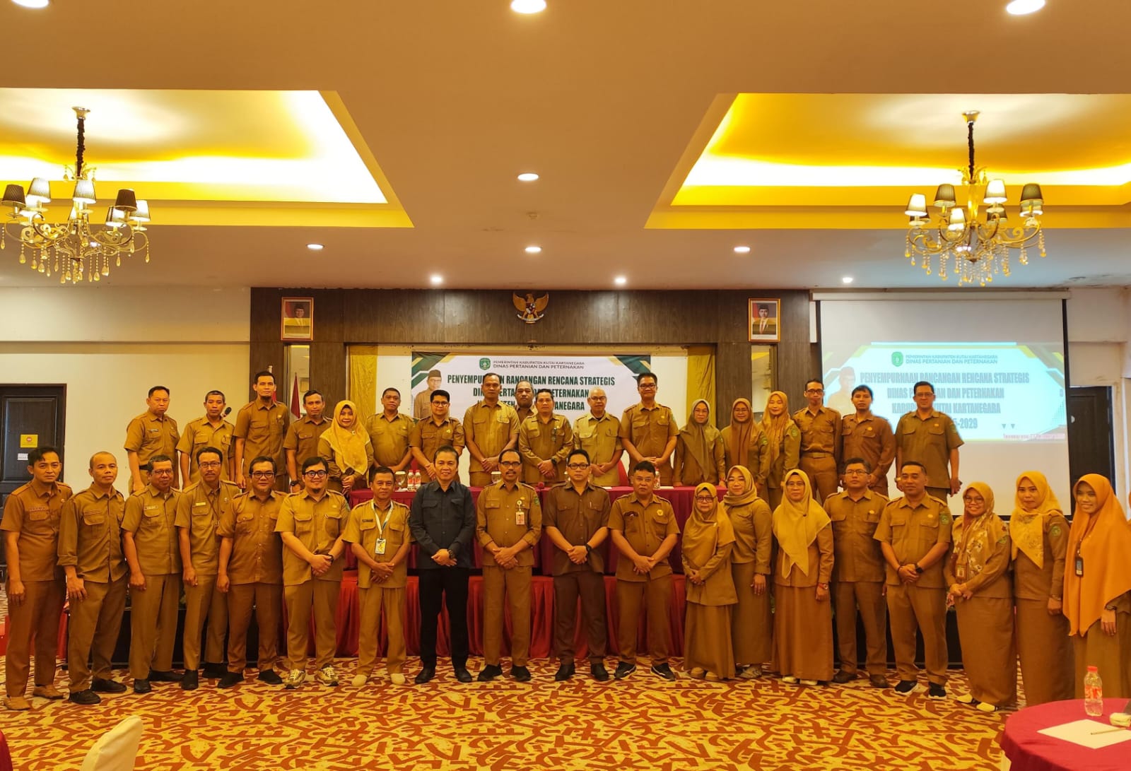 Kepala Dinas Pertanian dan Peternakan Kukar Muhammad Taufik (depan, tengah) bersama jajaran dalam kegiatan penyempurnaan Renstra Distanak Kukar 2025&ndash;2030 di Hotel Grand Fatma, Tenggarong, Senin (27/10