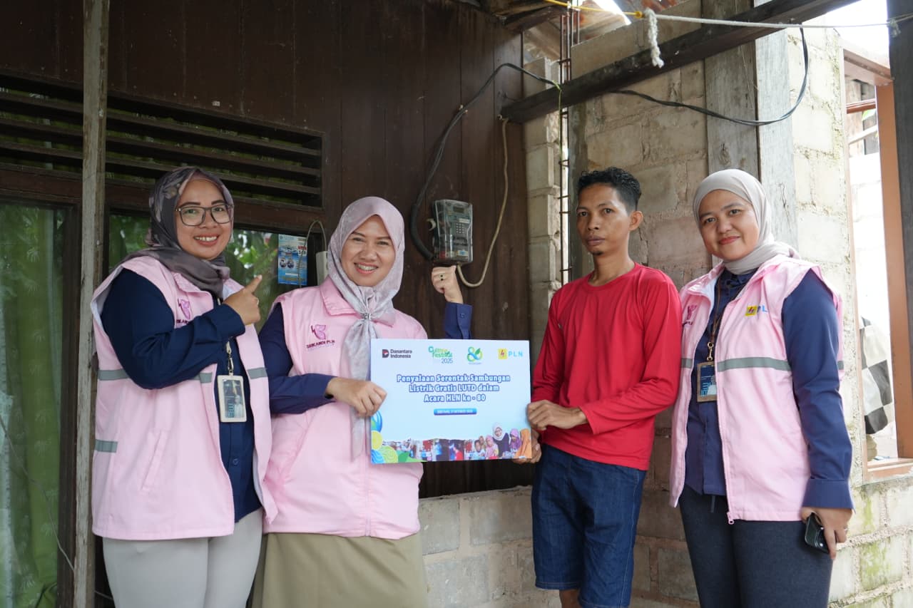 Beberapa rumah tangga prasejahtera di Kaltim dan Kaltara telah mendapatkan sambungan listrik gratis dari PLN UID Kaltimra.