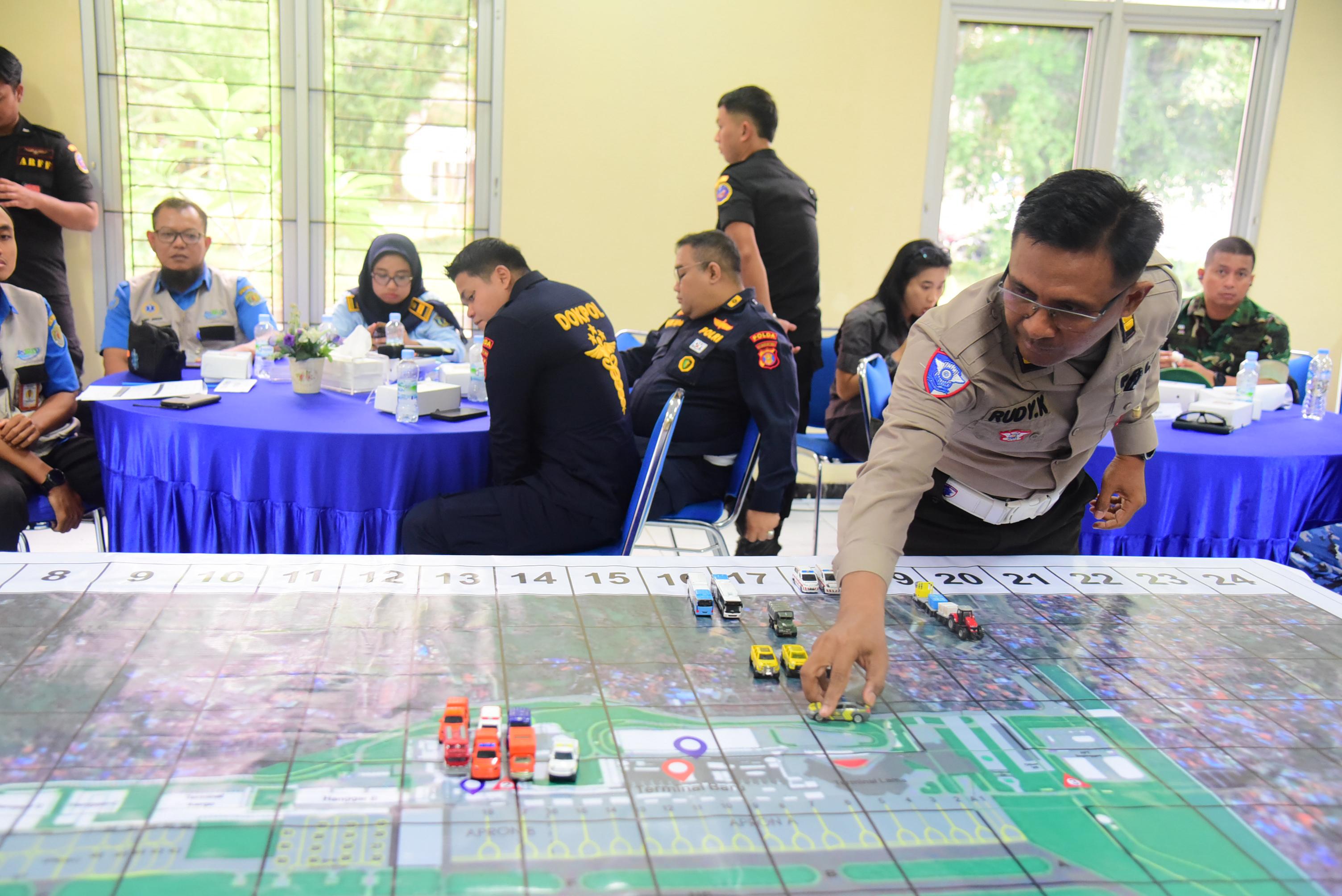 LATIHAN: Personel mempersiapkan latihan penanggulangan keadaan darurat di Bandara SAMS Sepinggan.