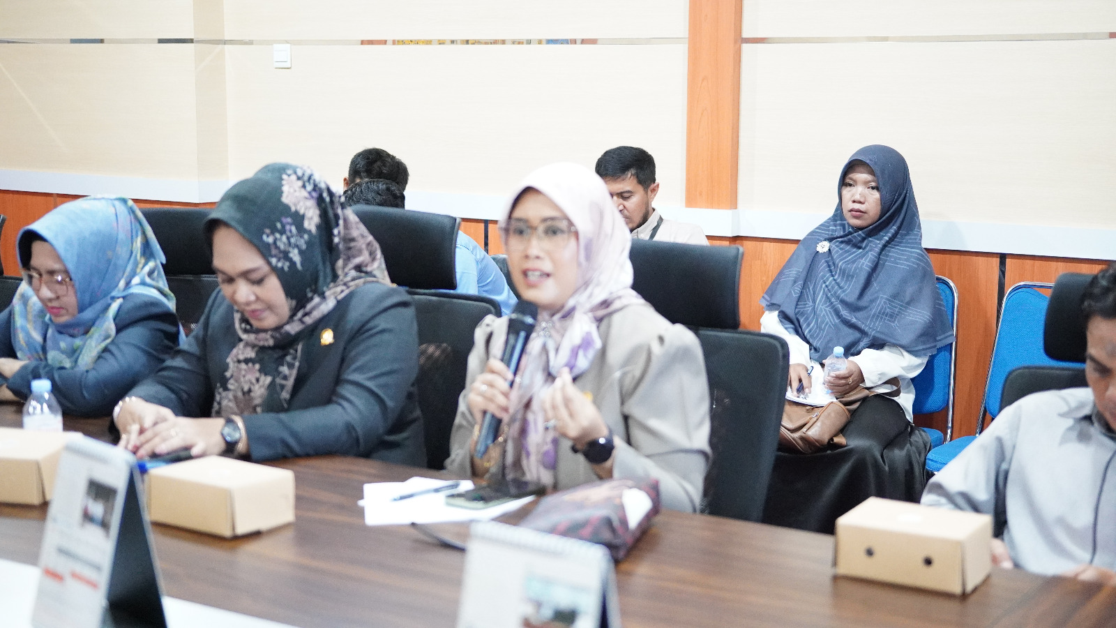 TERIMA ASPIRASI: Anggota Komisi II DPRD Paser Regina Fabiola Harwiandani Nostradida saat rapat dengan guru swasta di Paser, Selasa (28/10/2025).