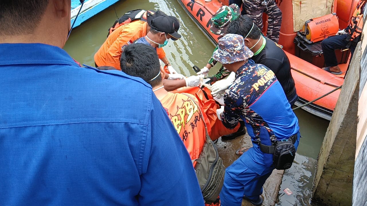 KORBAN TENGGELAM: Dari enam korban KM Mina Maritim 148 yang dinyatakan hilang tenggelam, satu di antaranya telah ditemukan.