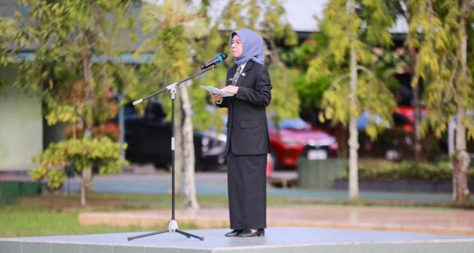 Sekretaris Kota (Sekkot) Bontang Aji Erlynawati menjadi pembina upacara dalam peringatan Hari Sumpah Pemuda. ( ADIEL KUNDHARA/KP)