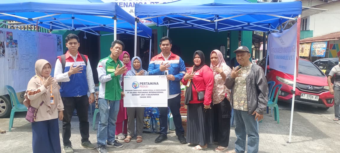 Manajemen KPI Unit Balikpapan saat memberi bantuan ke korban kebakaran di Kelurahan Baru Ilir, Balikpapan Barat.