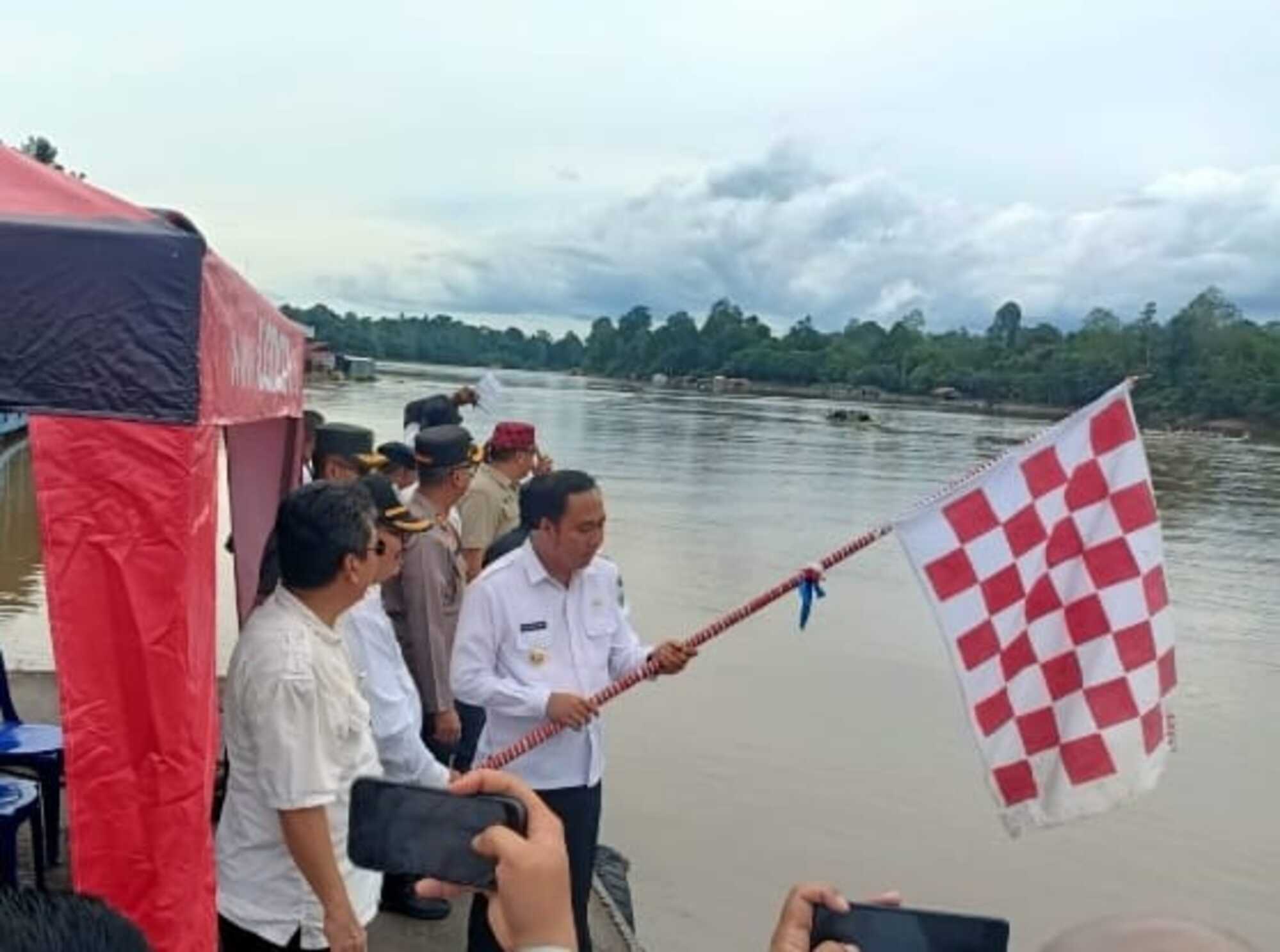 Frederick Edwin melepas pacu perahu naga yang berlangsung di perairan Sungai Mahakam, Kecamatan Melak, Rabu (29/10).