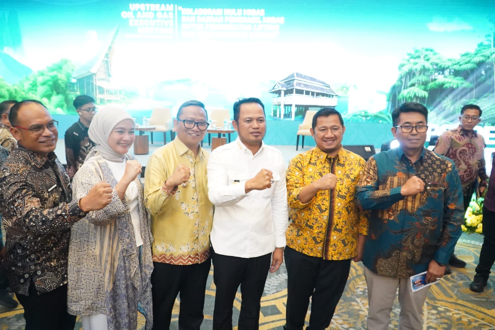 Mudyat Noor (kedua kanan) mendampingi Gubernur Rudy Mas&rsquo;ud, menghadiri Upstream Oil and Gas Executive Meeting.