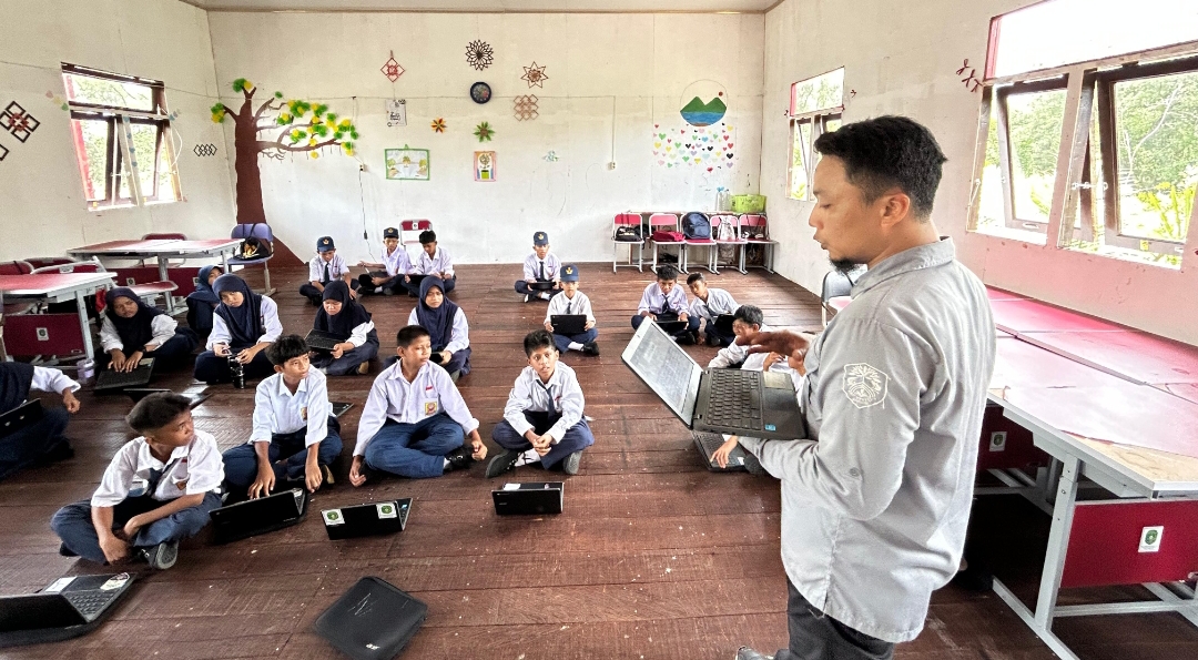 BEKAL MASA DEPAN: Guru SMPN 6 Desa Sepatin, Kecamatan Anggana, Zulkifli memberikan materi ke peserta didiknya baru-baru ini.