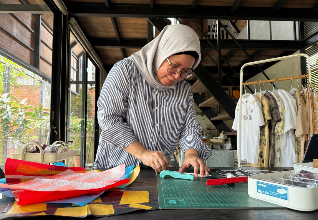 MEMULAI: Emianty tak akan pernah tahu jika tak memulai untuk mencoba. Dari sekadar mengolah sampah plastik pribadi, menjadikannya lebih bermakna dan memiliki nilai ekonomi.