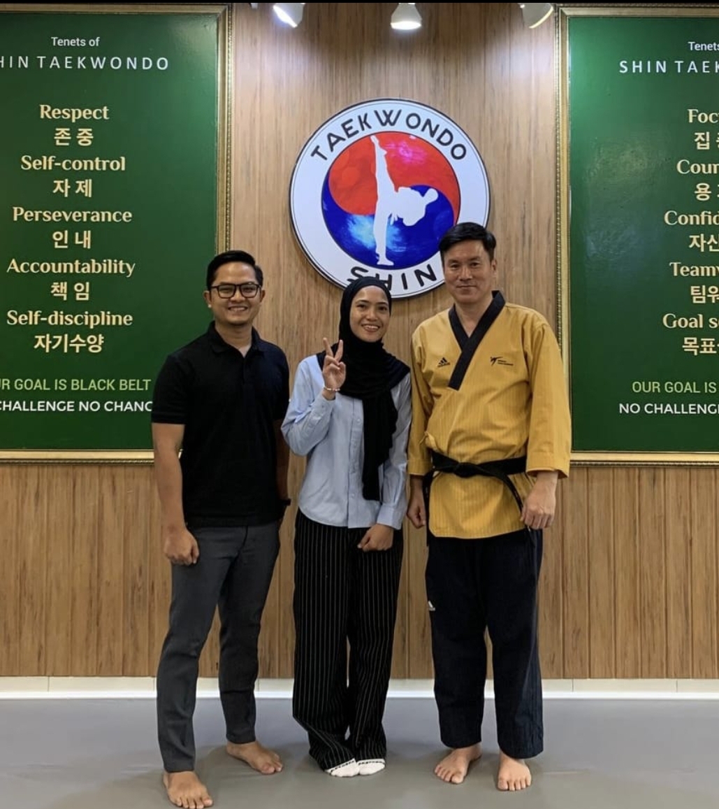 BURU PENGALAMAN: Ruhil Abdul Rasyid (tengah) mantan atlet taekwondo Kaltim yang kini berkarier sebagai pelatih di Arab Saudi.&nbsp;