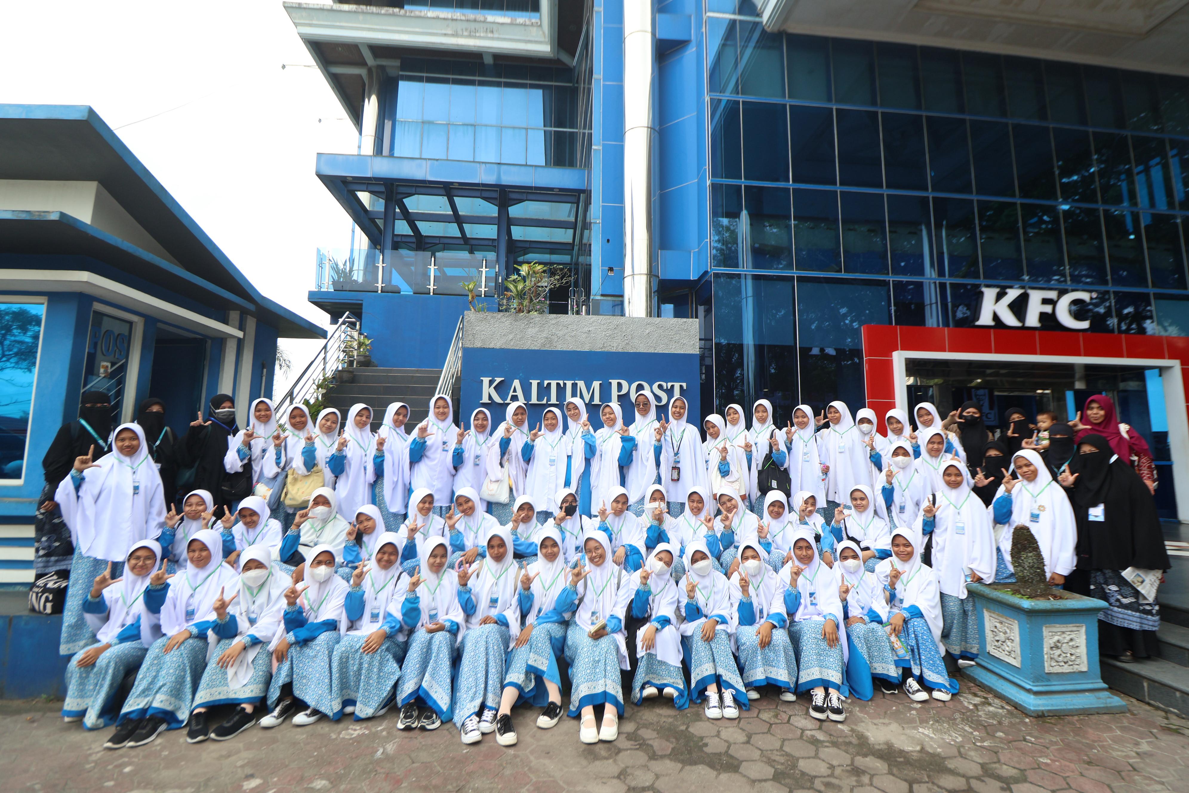Santri Sekolah Menengah Hidayatullah Raadhiyatan Mardhiyyah Putri Balikpapan saat berkunjung ke Gedung Biru Kaltim Post, Balikpapan, Kamis (30/10). (ANGGI PRADITHA/KP)