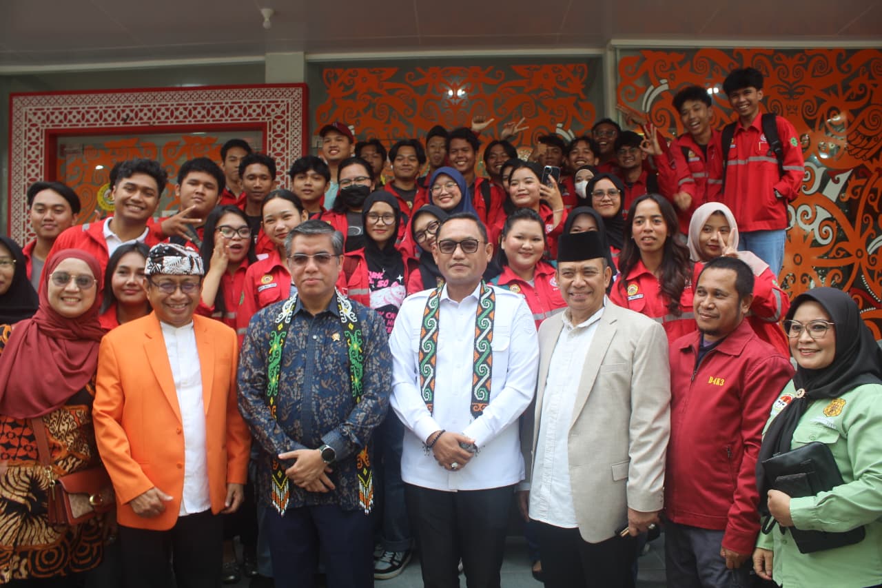 Menteri Yassierli saat berada di Uniba hadir bertemu mahasiswa, Kamis (30/10).