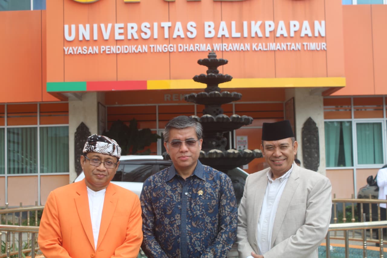 Rektor Uniba Isradi Zainal bersama Menteri Ketenagakerjaan Yassierli dan Pembina Yapenti DWK Rendi Susiswo
