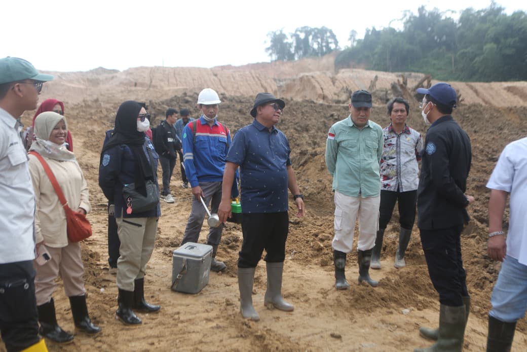 DISANKSI: Wakil Wali Kota Samarinda Saefuddin Zuhri meninjau progres penataan TPA Sambutan bersama tim KLH, Kamis (30/10).